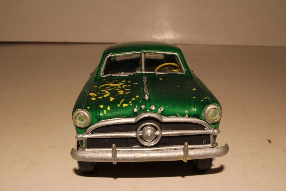 Pyro 1949 Ford Forrest Service  1/32 Scale Model Kit, Green - Image 4 of 4