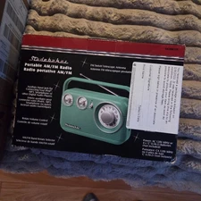 Studebaker SB2003 Retro Portable AM/FM Radio  AC/Battery Operated - Teal