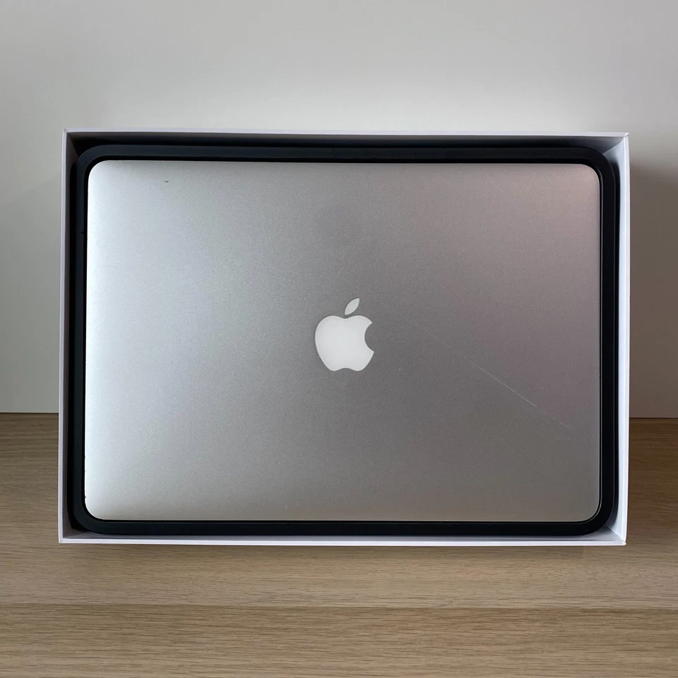 Apple MacBook Air - 13" Display - Core i7 1.7GHz - 512GB SSD - 8GB RAM - Boxed - Image 3 of 4