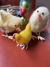 Lote De Colección Pascua Celuloide Gallina Poniendo Huevos 2 Pollitos de Peluche 1 Pato Cuello Primavera