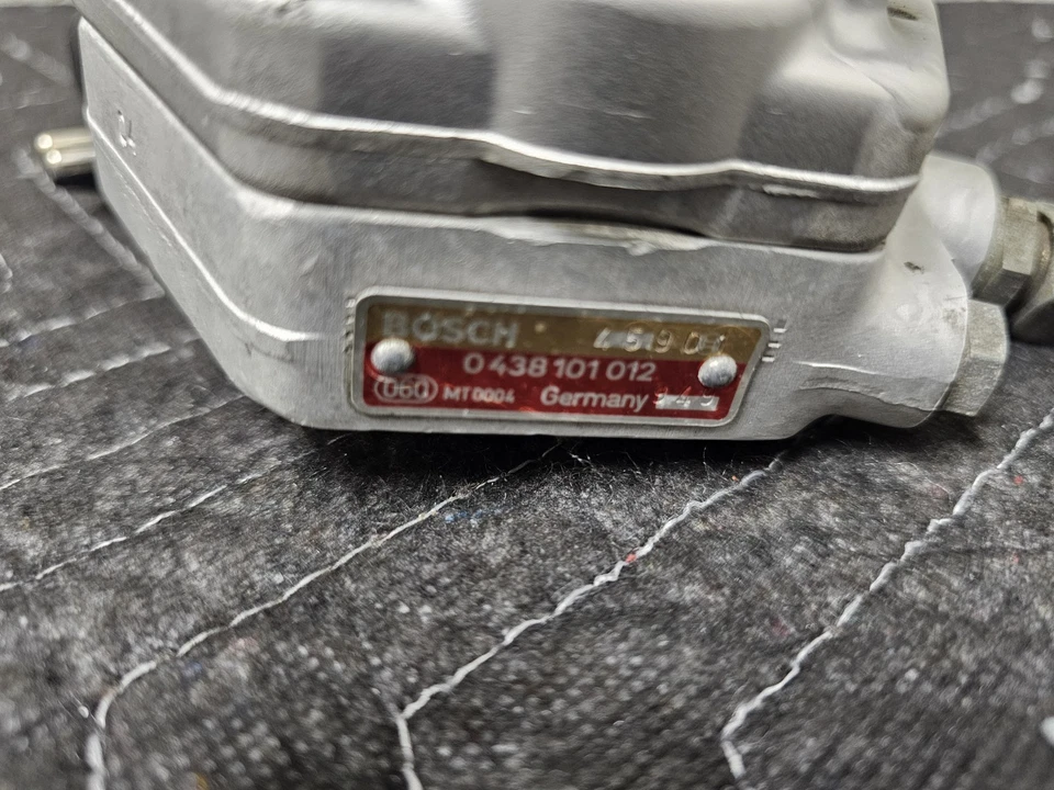 1988-91 Mercedes-Benz 300E 300SE 300SEL Genuine Fuel Distributor - Image 4 of 4