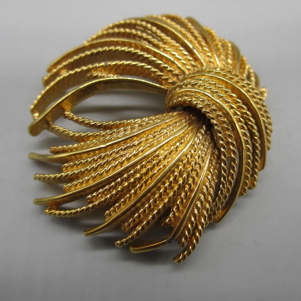 Broche Pin Vintage Monet Tono Dorado Cuerda Remolino Nudo Corona Firmado Declaración Foto 4 de 4