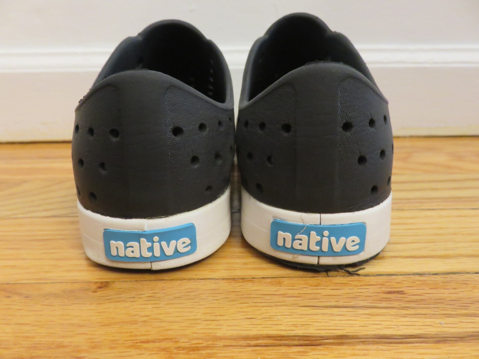 SAOLA Scarpe da acqua native Jefferson bambini grandi nere con suola bianca taglia J3 J4