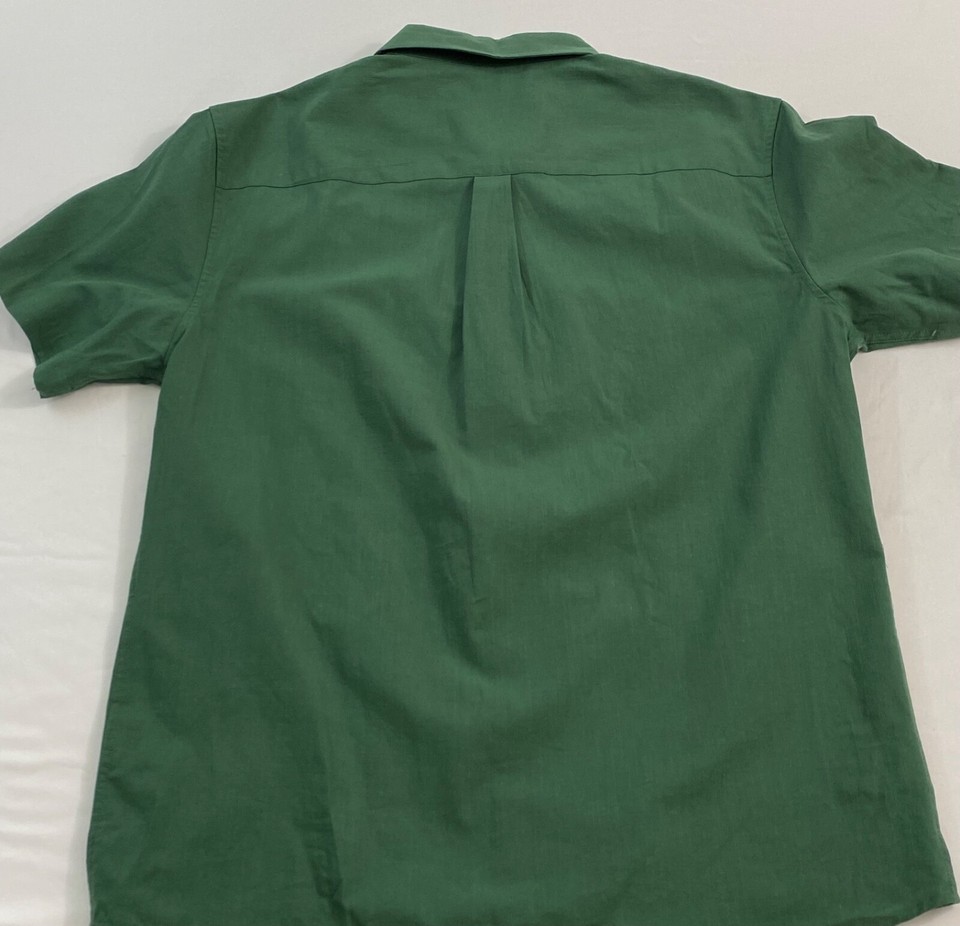 men's Design In shirt size medium green button down collar short sleeve