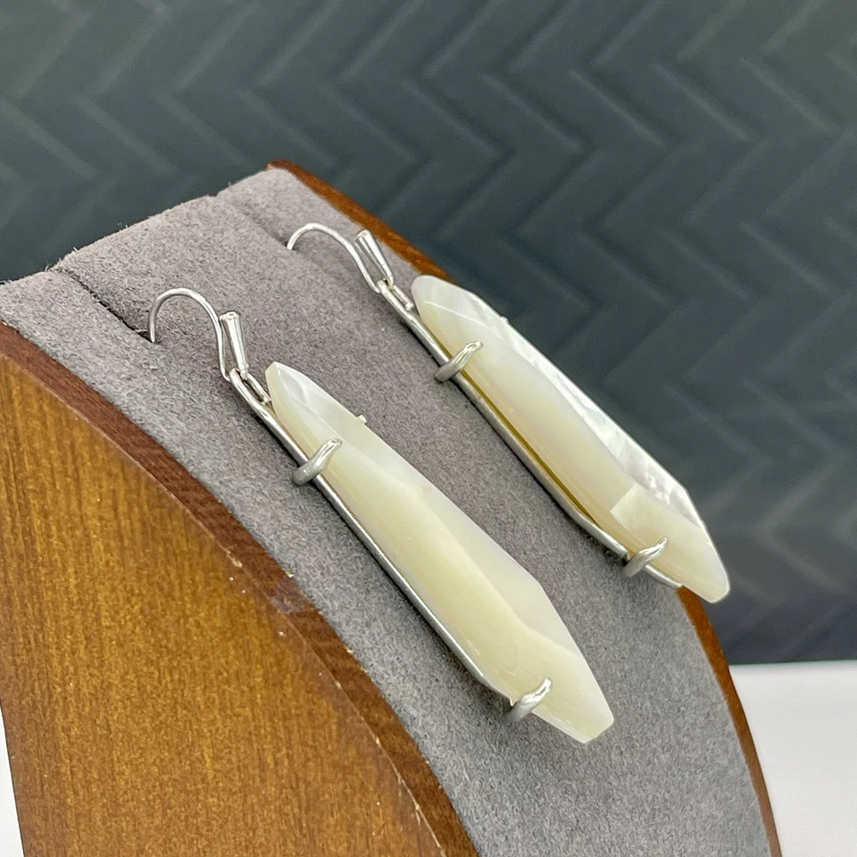 Pendientes colgantes Kendra Scott tono plata madreperla lanza Foto 2 de 4