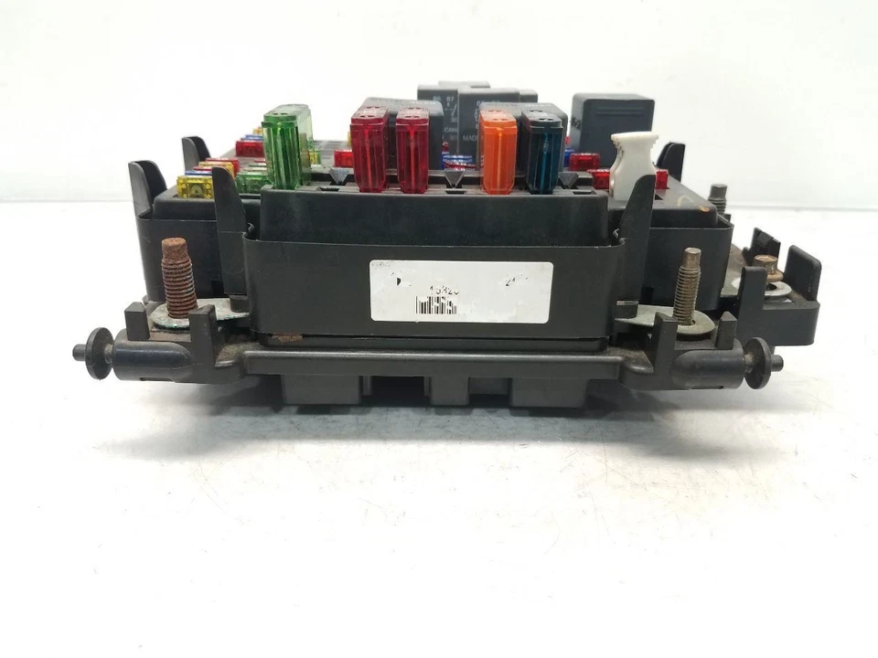 1999 GMC Yukon XL 1500 (4.8L / AT / 4WD) Engine Fuse Box  - Image 3 of 4