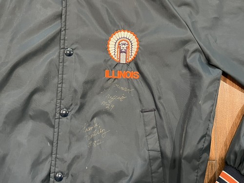 Giacca Illini da combattimento ILLINOIS VINTAGE da collezione 3 autografi Howard Griffith - Foto 2 di 24