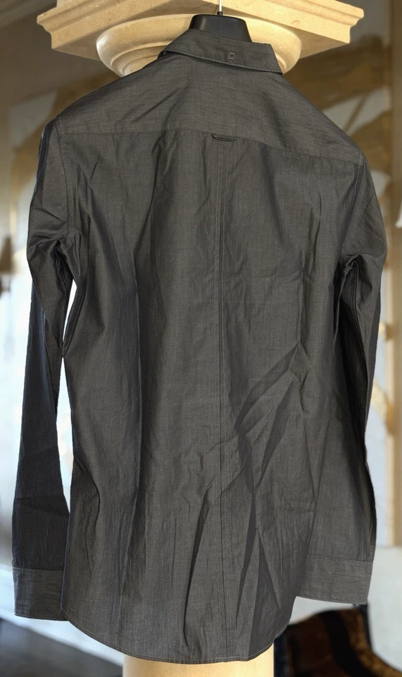 Camisa de vestir Hugo Boss gris con botones para hombre, ajustada PEQUEÑA, COMO NUEVA Foto 3 de 4