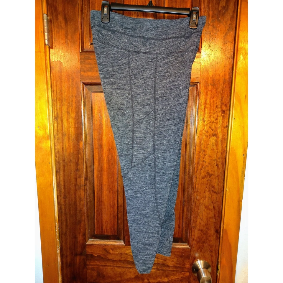 Leggings femininas Calvin Klein cinza couro cintura alta Capri G/G - Imagem 2 de 4