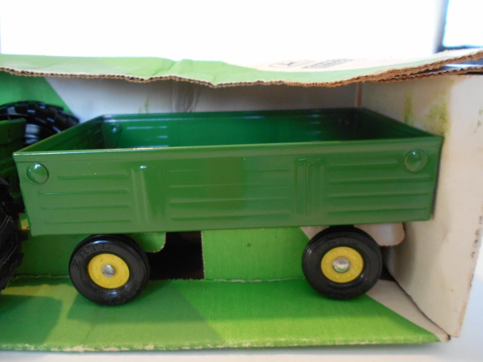 2001 Ertl 1:32nd Scale John Deere 4450 Tractor with Barge Wagon, #70DN, NIB - Image 4 of 4
