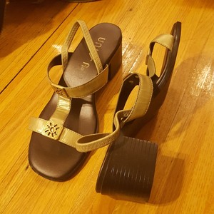 gold sandals size 6
