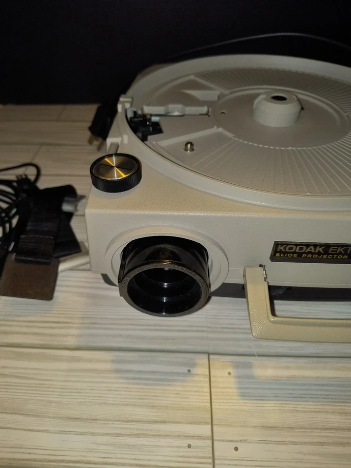 Kodak Ektagraphic Slide Projector Model AF-1 w/ Zoom Lens, Remote & Original Box - Image 4 of 4