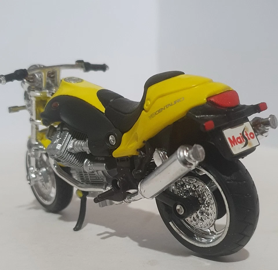 Maisto 1:18 MOTO GUZZI V10 CENTAURO, metal fundido a presión. Usado Foto 4 de 4