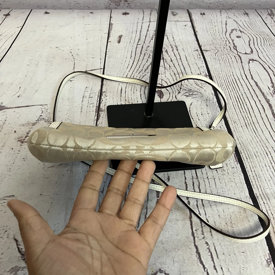 Bolso de mano Coach material de tela con etiqueta de cuero en relieve logotipo ribete de cuero Foto 4 de 4