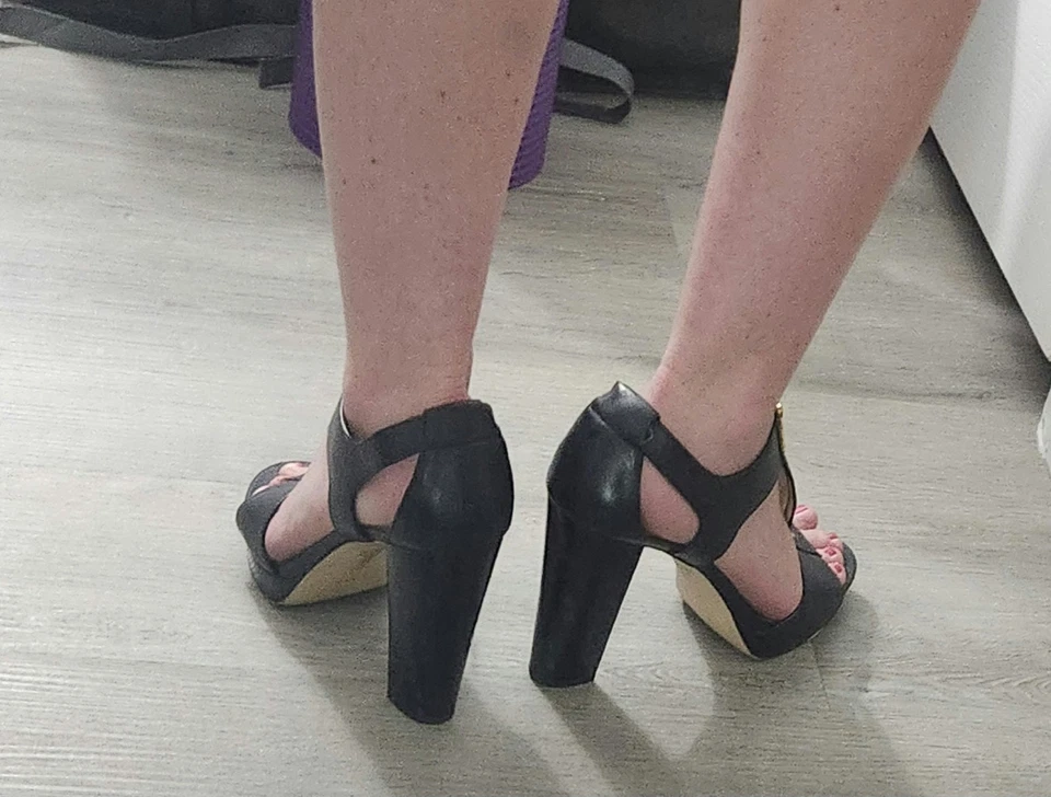 11M MICHAEL Michael Kors Black Berkley Mid Platform TStrap Sandal Women Gold Zip - Image 3 of 4