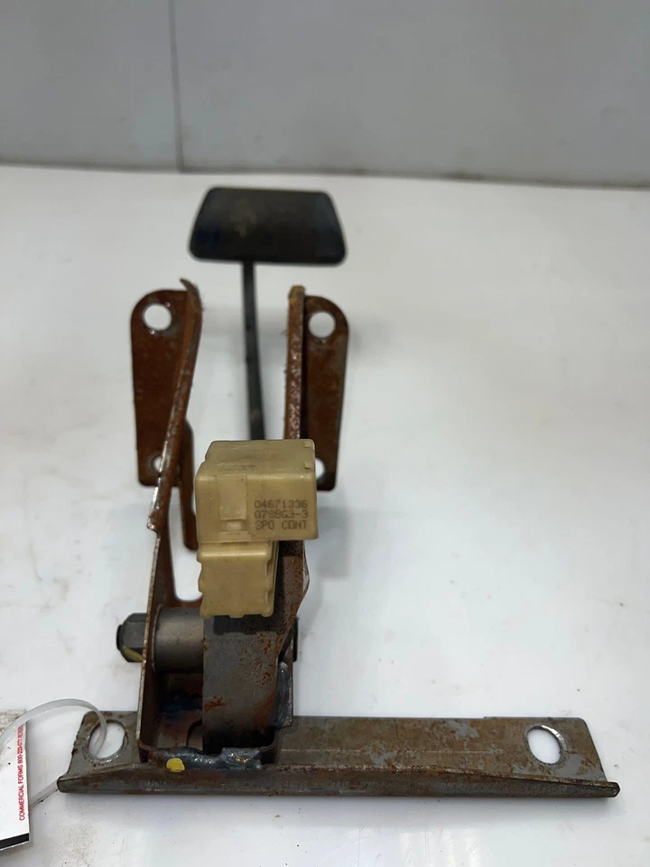 1998 1999 Jeep Cherokee Brake Pedal Assembly w/ Bracket OEM 52129061AE - Image 2 of 4