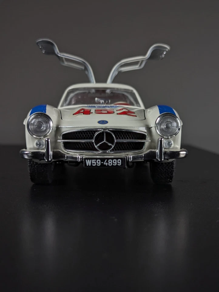 Mercedes Benz 300SL Gullwing 1:18 Scale Bburago Boxed - Image 2 of 4