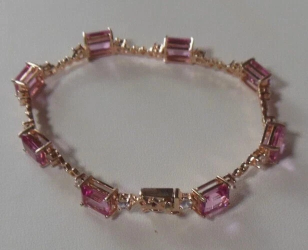 Brazalete Tenis Zafiro Rosa Creado en Laboratorio Corte Esmeralda Chapado en Oro Amarillo 14K Foto 4 de 4