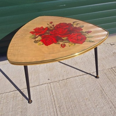 Vintage abgerundeter Dreieck Couchtisch - florale Rosenplatte Dansette Beine 60er