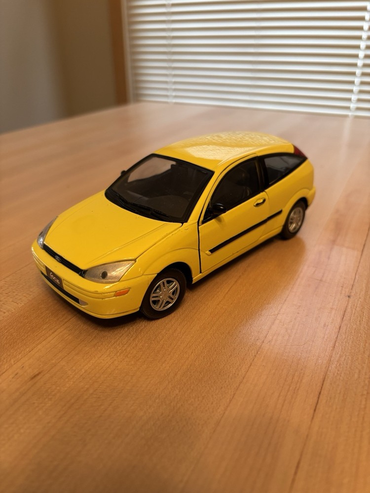 Ford Focus 1:24 Diecast Vintage Yellow Racing Car Model 73289 by Motor Max