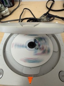 VA1 Sega Dreamcast Console Bundle &ndash; 2 Controllers, VMU, Pelican 4X Memory Card