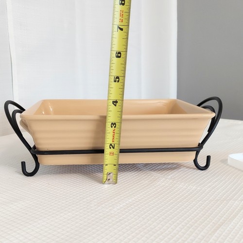 Temptations Baking Serving Dish Wire Stand Plastic Storage Lid Tan 9.5" - Picture 7 of 10