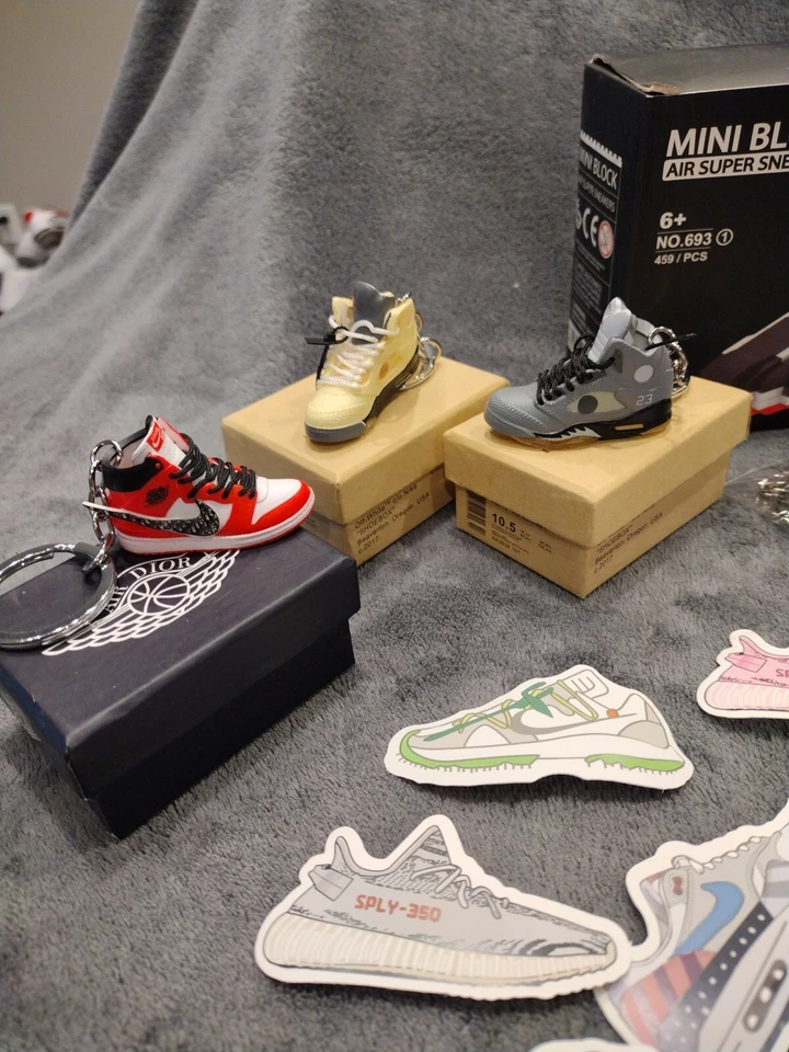 迷你 Air Jordan 运动鞋收藏品套装 - 多件物品!!! — 第 2/4 张图片