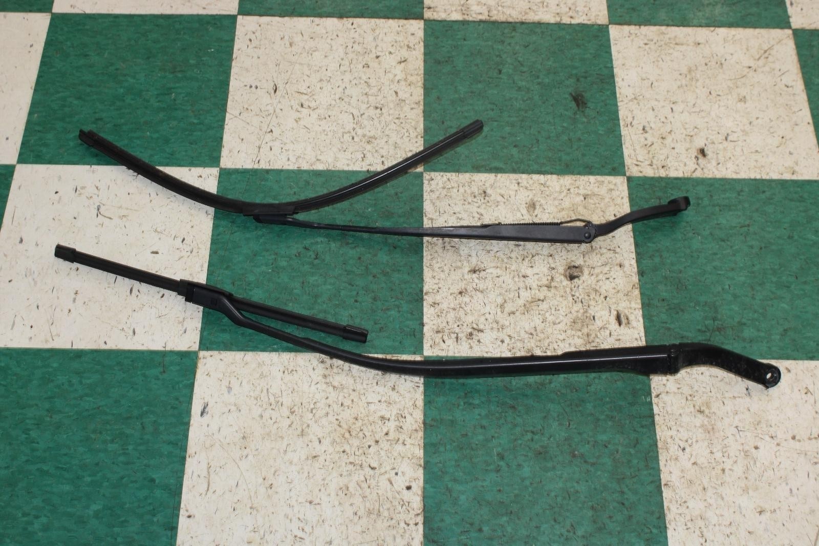 Maserati Quattroporte 2014-2021 Front Right Wiper arms Pair