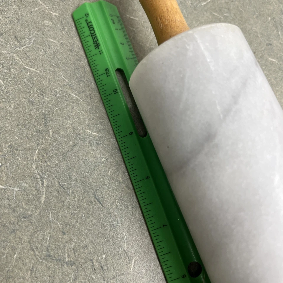 复古大理石滚针 18 英寸长桶 10 英寸木质手柄重型二手状况完好灰色白色 — 第 2/4 张图片