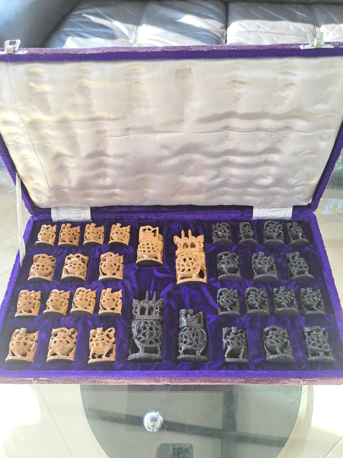 Jeu d’échecs indien en bois de santal précieux et sculpté main – Pièces Maharadjah de 40cm