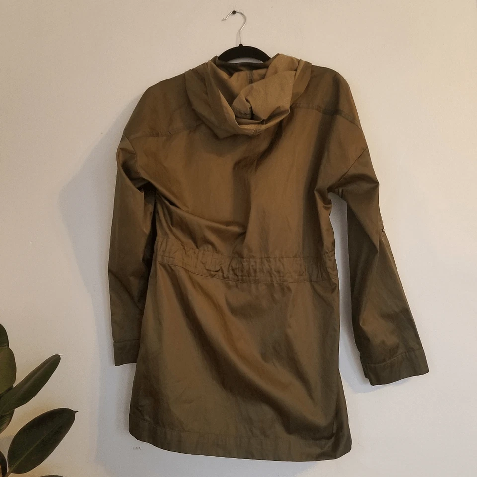 Chaqueta utilitaria para exteriores Dana Buchman verde militar con capucha cremallera completa Foto 3 de 4