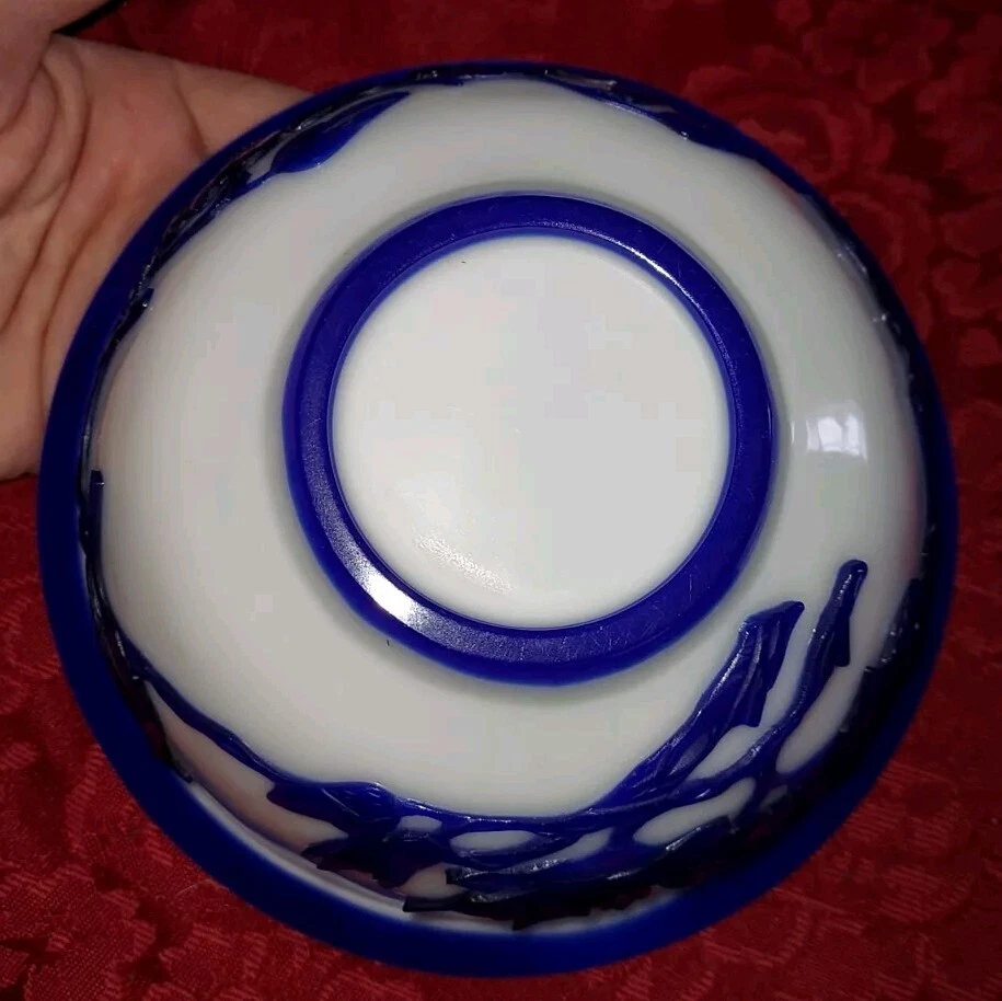 Antiguo cuenco blanco chino tallado azul con recubrimiento de vidrio de Pekín con flores y pájaros Foto 4 de 4