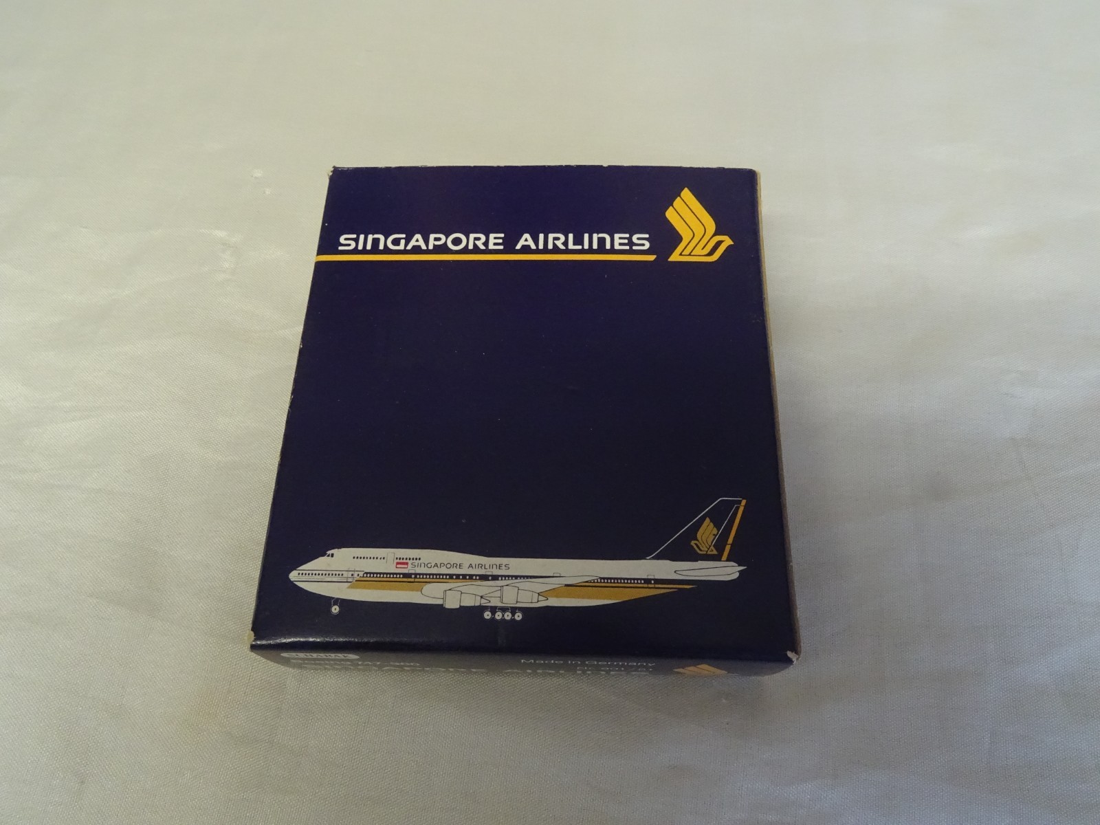 Singapore airlines 747-300  scale 1/600 diecast model by schabak