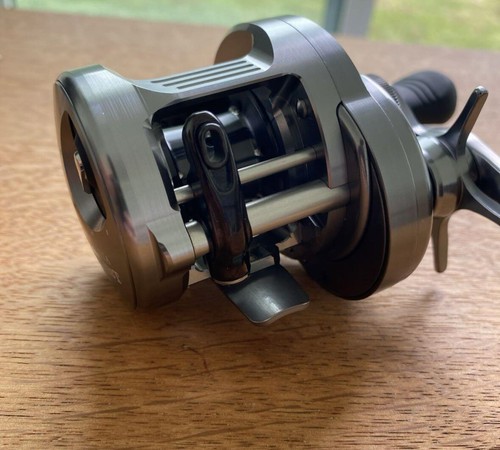 SHIMANO : 20 Calcutta Conquest DC 101HG, Round bait reel, Digital control brake - Picture 3 of 8