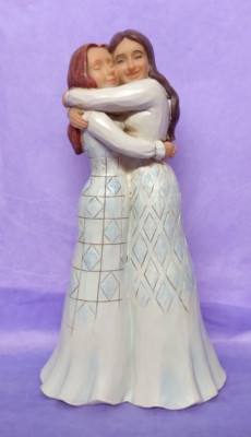 330. Jim Shore ''The Best Kind of Friends'' zwei Mädchen umarmen 8'' Figur Enesco