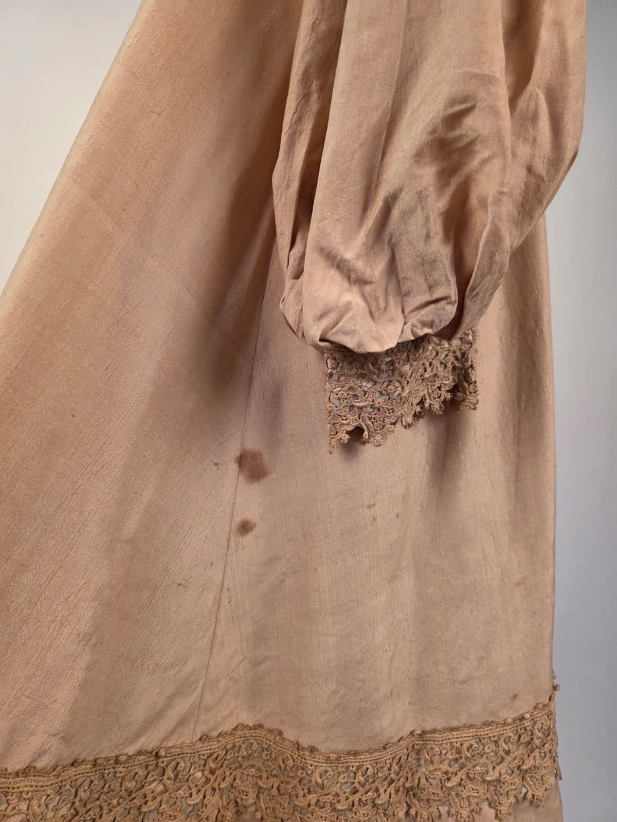 VICTORIAN LATE 19TH C GIRL’S SILK SHANTUNG COAT W LACE TRIM + COLLAR