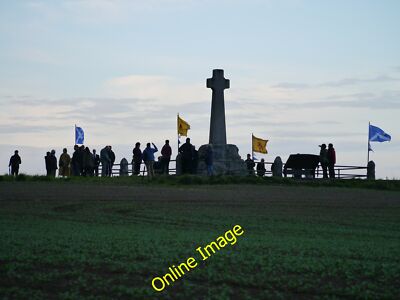Foto 12x8 Versammelnde Menge, Flodden Monument Branxton\/NT8937 Mitglieder der t c2013