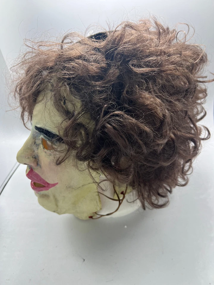 Máscara de mujer bonita Trick or Treat Studios TCM Texas motosierra masacre cara de cuero Foto 2 de 4