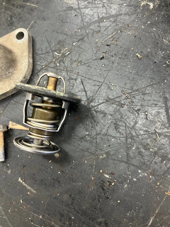 Enchufe de salida doblado SKI DOO Grand Touring 583 1997 Grand 420922480 RW5807 Foto 2 de 3