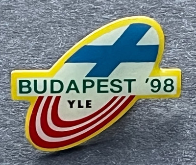 YLE FINLAND BUDAPEST 98 Pin Anstecker TV Broadcaster Staff Badge