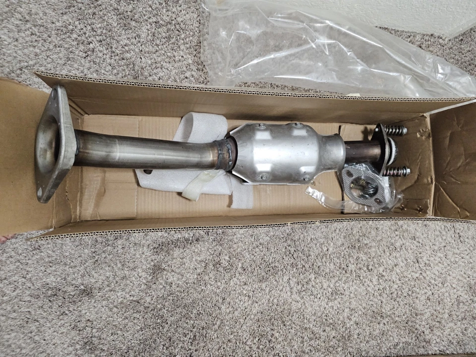 Convertidor catalítico delantero genuino Nissan 2013-2020 NV200 - NUEVO OEM Foto 2 de 4