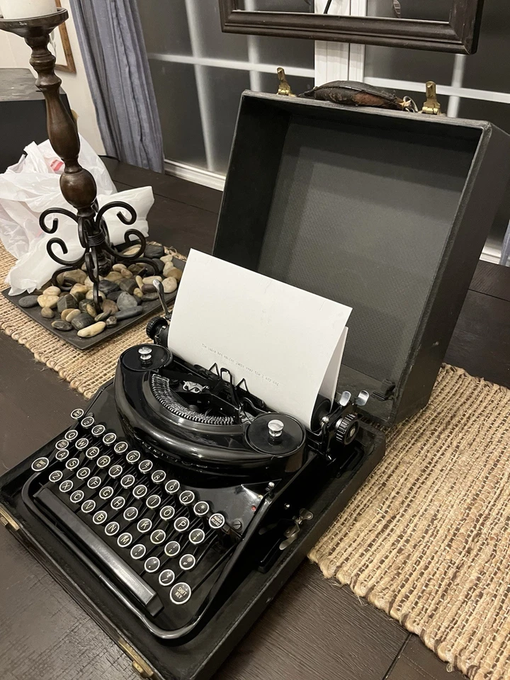 Antigua máquina de escribir manual portátil silenciosa Underwood de los años 30 con estuche, necesita trabajo Foto 3 de 4