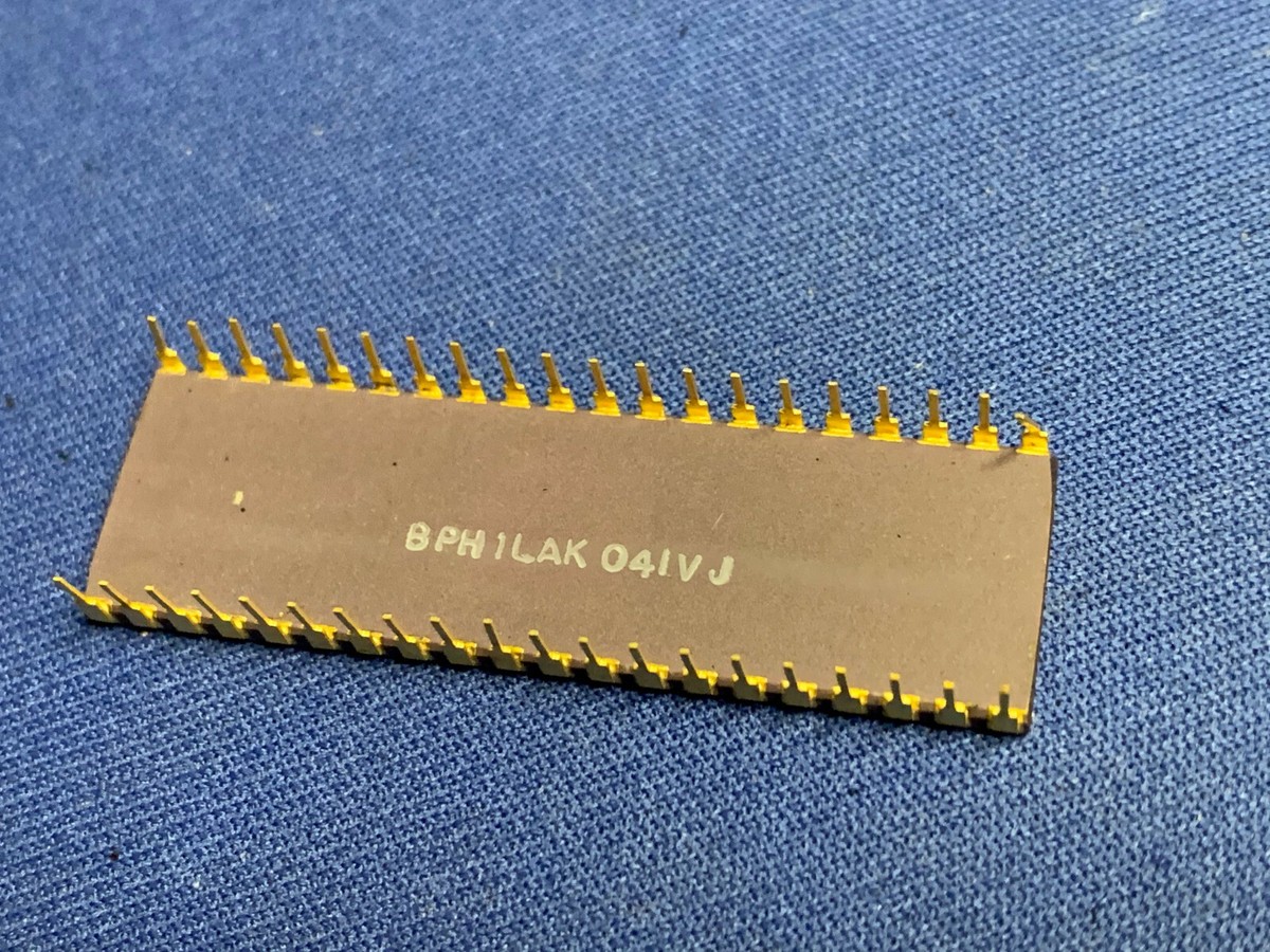 Z8441A Z8441ACS SIO/1 ZILOG 40-PIN CERAMIC GOLD DIP Vintage Z8441A Z8441ACS SIO/1 ZILOG 40-PIN CERAMIC GOLD DIP Vintage