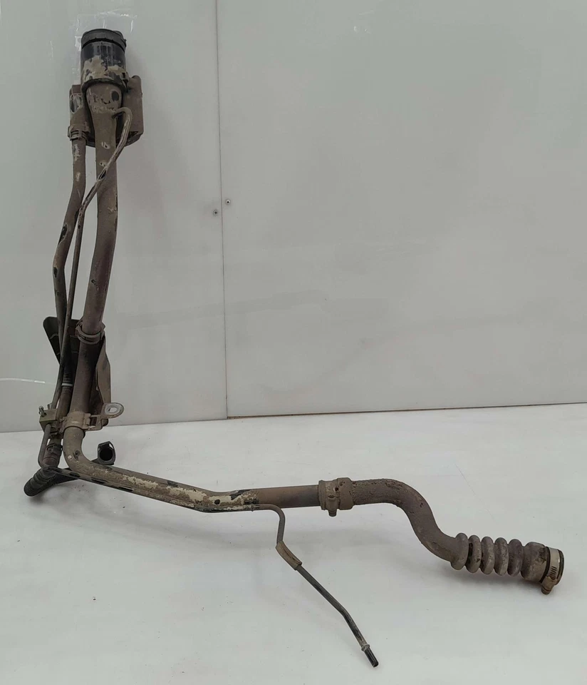 Toyota Prius V 2012-2017 montaje de cuello de llenado de combustible tubo de llenado OEM 7720147161 Foto 4 de 4