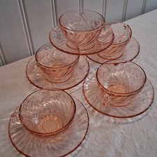 Lot de 5 tasses et sous-tasses en verre rose de chez Arcoroc "modèle Rosaline" e
