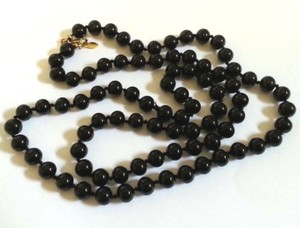 Vintage-MONET-Black-Onyx-Glass-Bead-Individually-Knotted-Gold-Necklace-Jewelry