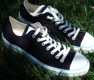 converse with black line