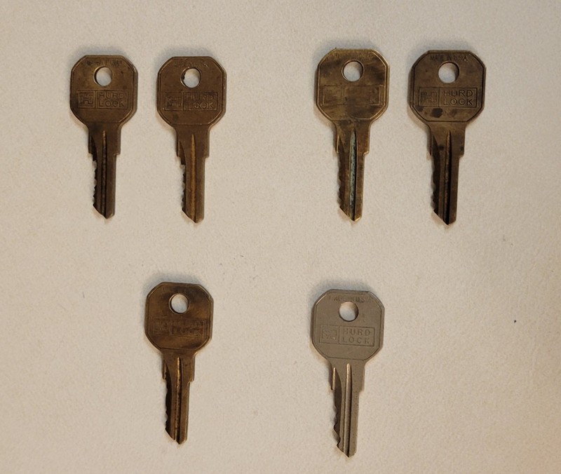 6 VINTAGE HURD LOCK BRASS KEYS INCL. 2 MATCHING PAIRS - MADE IN U.S.A.