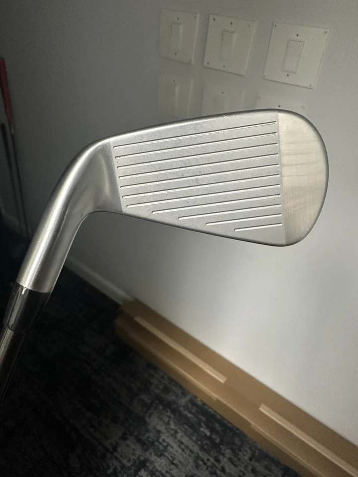 Hierro Titleist T250 U 2. Anuncio Tour VF 95x. Plus 1/2 pulgada. Foto 2 de 4