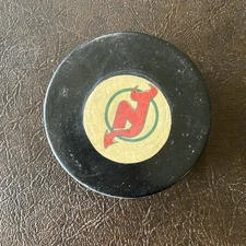 VINTAGE NEW JERSEY DEVILS NHL HOCKEY PUCK - VICEROY MFG MJR